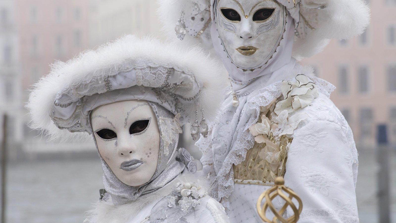 Обои белый, пара, костюмы, маски, карнавал, карнавальные, white, pair, costumes, mask, carnival разрешение 1920x1200 Загрузить