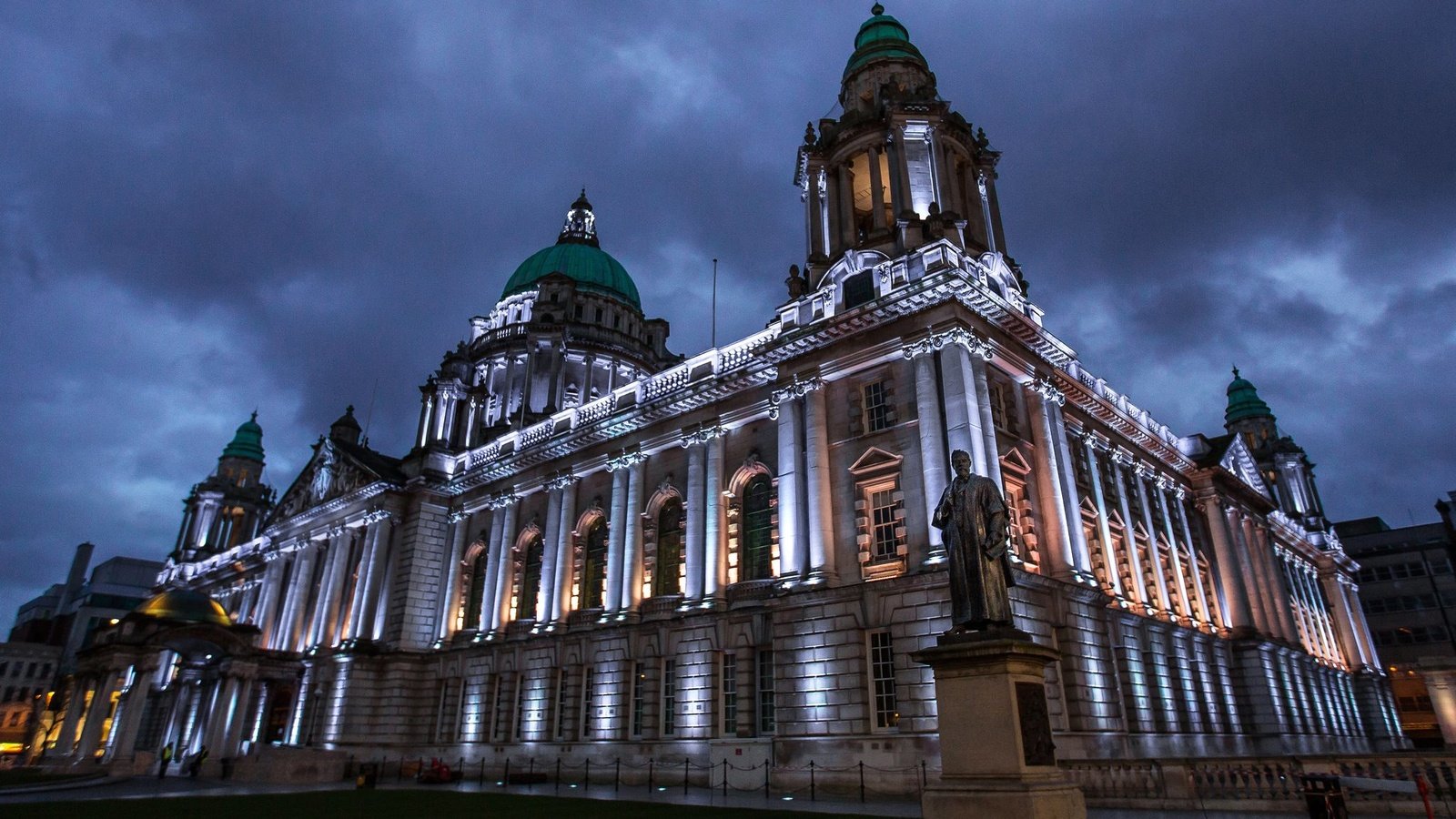 Обои подсветка, архитектура, ирландия, белфаст, мэрия, backlight, architecture, ireland, belfast, city hall разрешение 2048x1440 Загрузить