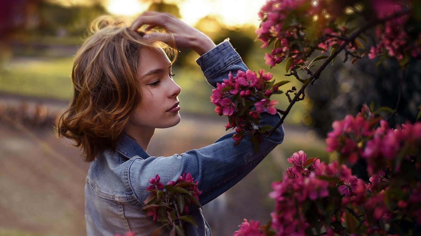 Обои цветы, девушка, сад, профиль, весна, джинсовка, flowers, girl, garden, profile, spring, dzhinsovka разрешение 2048x1546 Загрузить