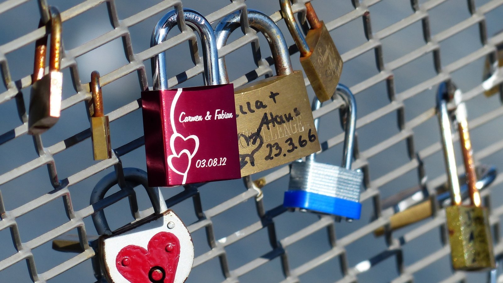 Обои замок, забор, сетка, символ, любовь, решетка, замки, castle, the fence, mesh, symbol, love, grille, locks разрешение 4000x3000 Загрузить