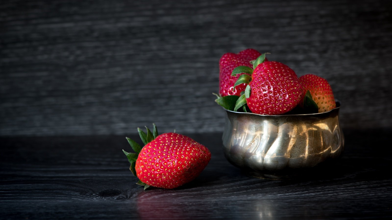 Обои металл, клубника, доски, темный фон, ягоды, миска, metal, strawberry, board, the dark background, berries, bowl разрешение 6016x3384 Загрузить