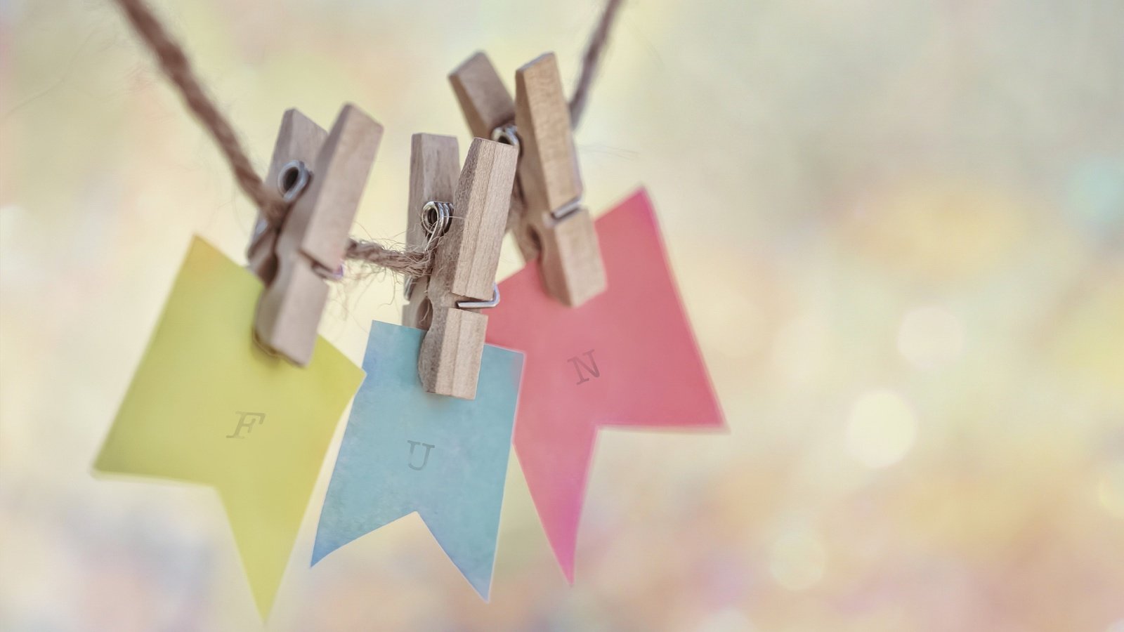 Обои фон, бумага, флажки, веревка, прищепки, боке, background, paper, flags, rope, clothespins, bokeh разрешение 2048x1273 Загрузить