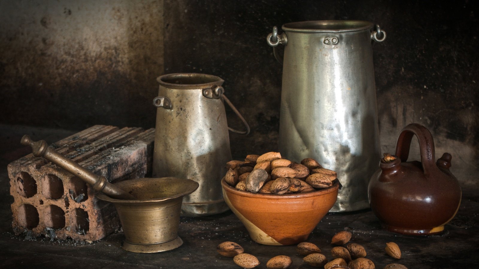 Обои орехи, кирпич, натюрморт, миндаль, бидон, ступка, утварь, nuts, brick, still life, almonds, cans, mortar, utensils разрешение 3708x2440 Загрузить