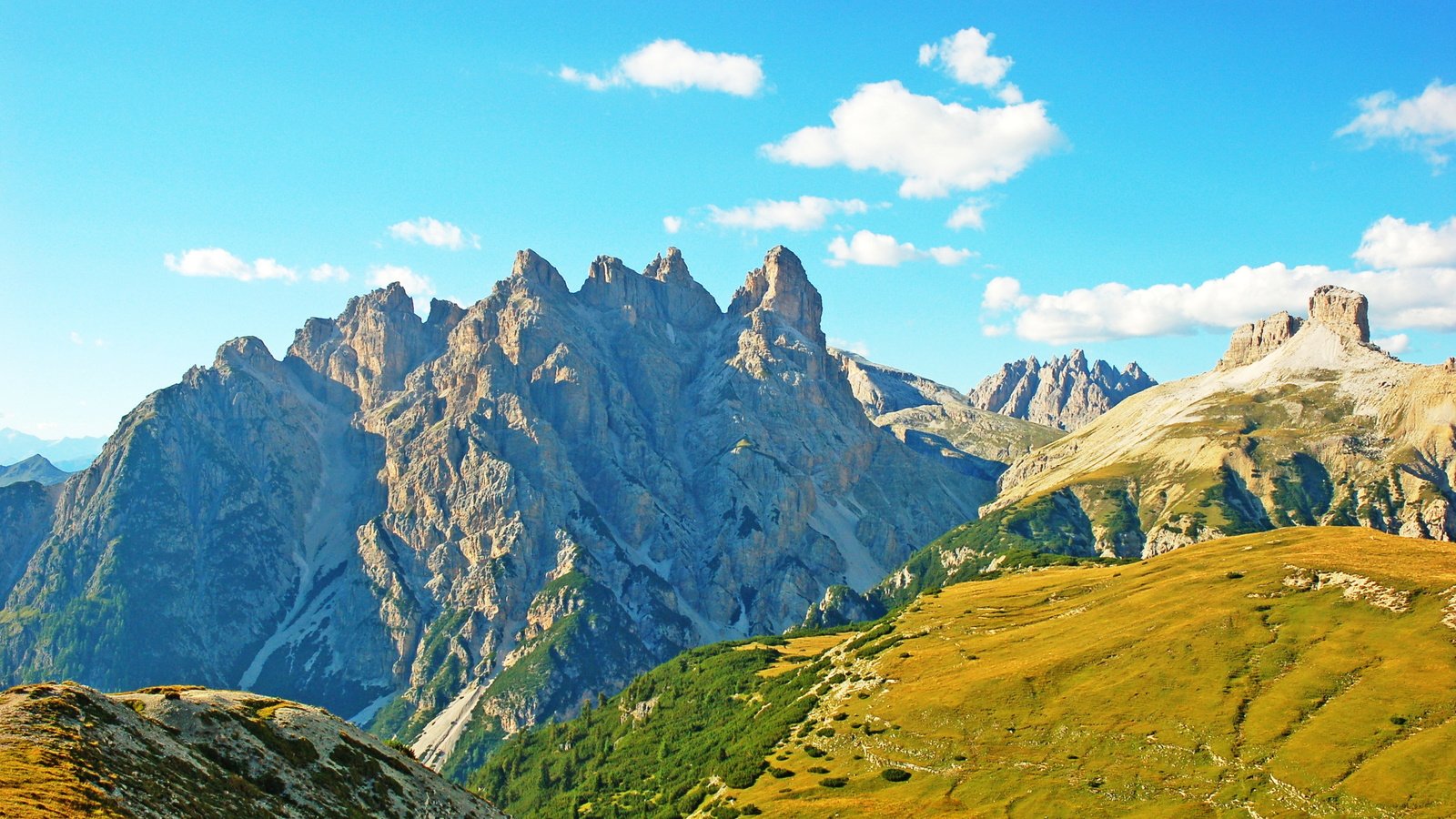 Обои небо, облака, горы, лето, италия, пастбище, альпы, пастбища, the sky, clouds, mountains, summer, italy, pasture, alps, pastures разрешение 2584x1718 Загрузить