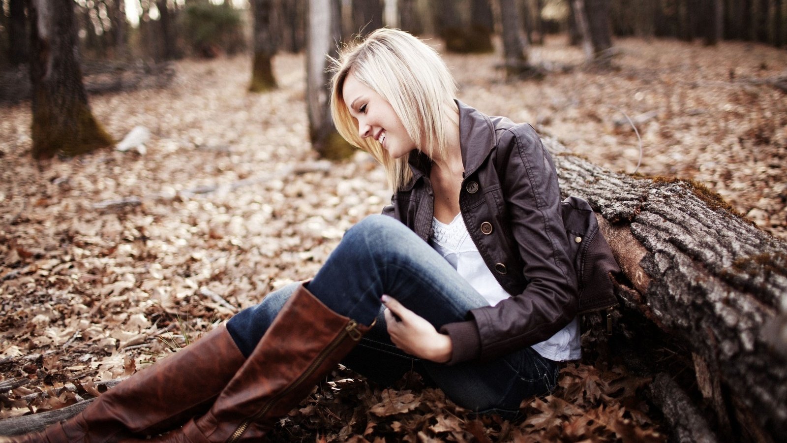 Обои лес, девушка, блондинка, улыбка, бревно, сапоги, forest, girl, blonde, smile, log, boots разрешение 2560x1600 Загрузить