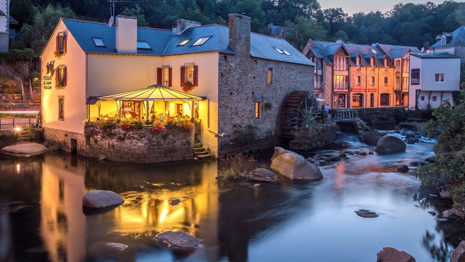 Обои pont-aven, деревья, огни, вечер, камни, кафе, дома, франция, речка, trees, lights, the evening, stones, cafe, home, france, river разрешение 2048x1174 Загрузить