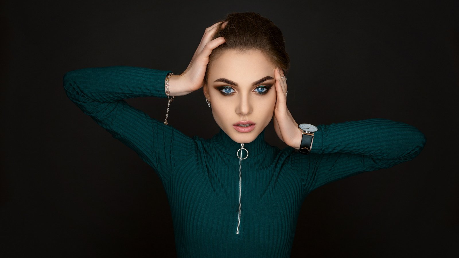 Обои глаза, девушка, поза, часы, лицо, кофта, макияж, красивая, eyes, girl, pose, watch, face, jacket, makeup, beautiful разрешение 2112x1188 Загрузить