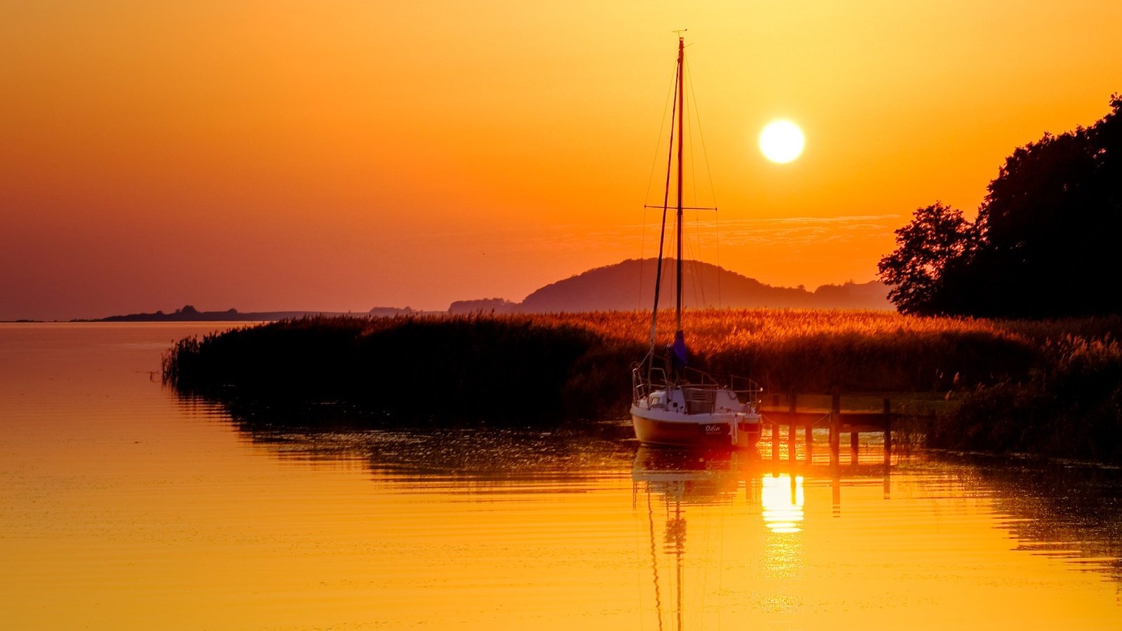 Обои озеро, горы, солнце, закат, яхта, lake, mountains, the sun, sunset, yacht разрешение 1920x1264 Загрузить