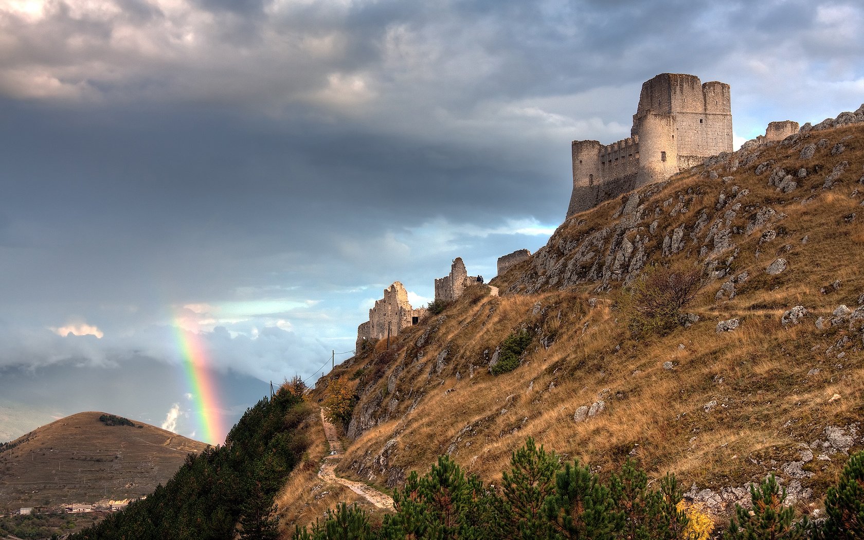 Обои развалины, радуга, италия, rainbow and the castle, abruzzo italy, крепость, the ruins, rainbow, italy, fortress разрешение 2560x1600 Загрузить