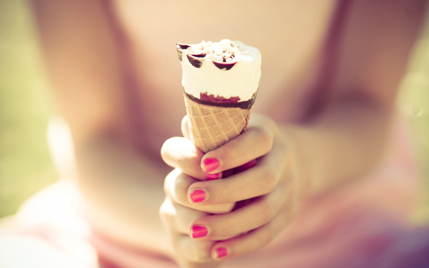 Обои девушка, мороженое, сладости, руки, рожок, girl, ice cream, sweets, hands, horn разрешение 2560x1600 Загрузить