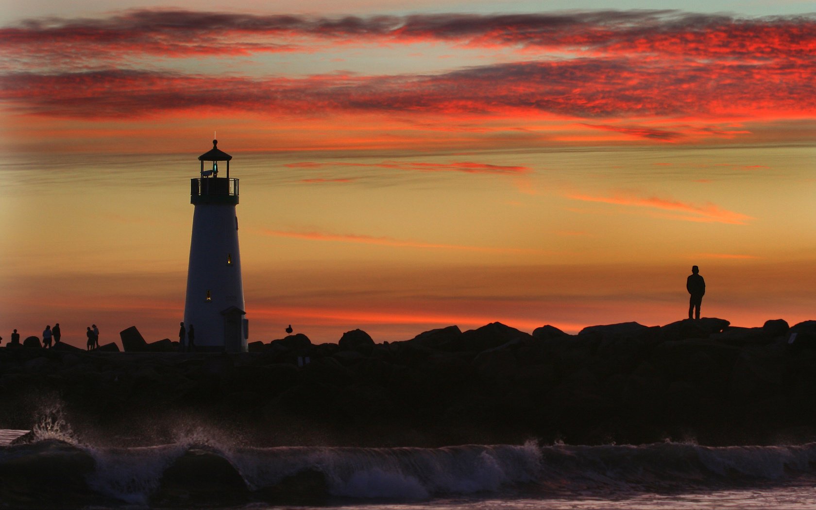 Обои закат, море, маяк, люди, sunset, sea, lighthouse, people разрешение 2560x1600 Загрузить