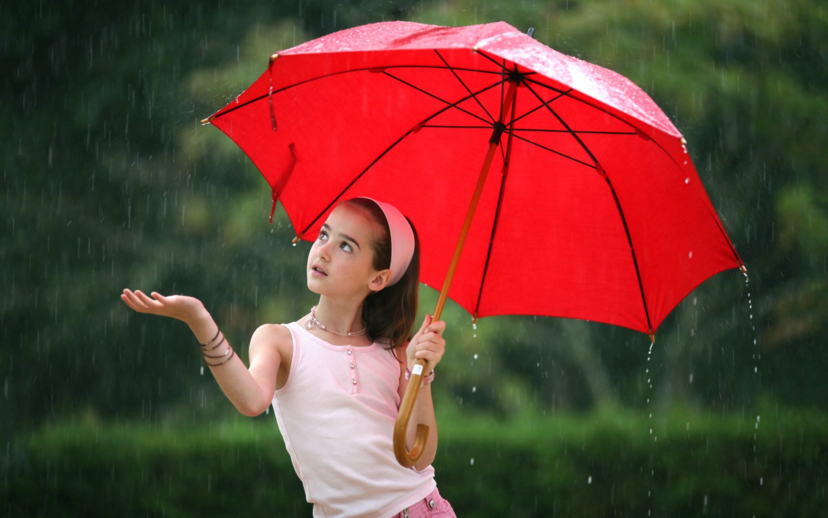 Обои девочка, дождь, красный зонт, girl, rain, red umbrella разрешение 1920x1080 Загрузить