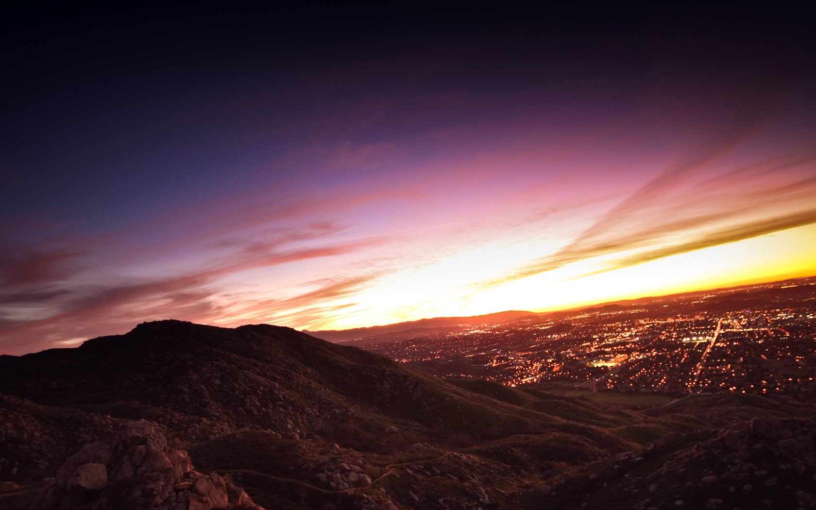 Обои небо, горы, город, красиво, the sky, mountains, the city, beautiful разрешение 1920x1080 Загрузить