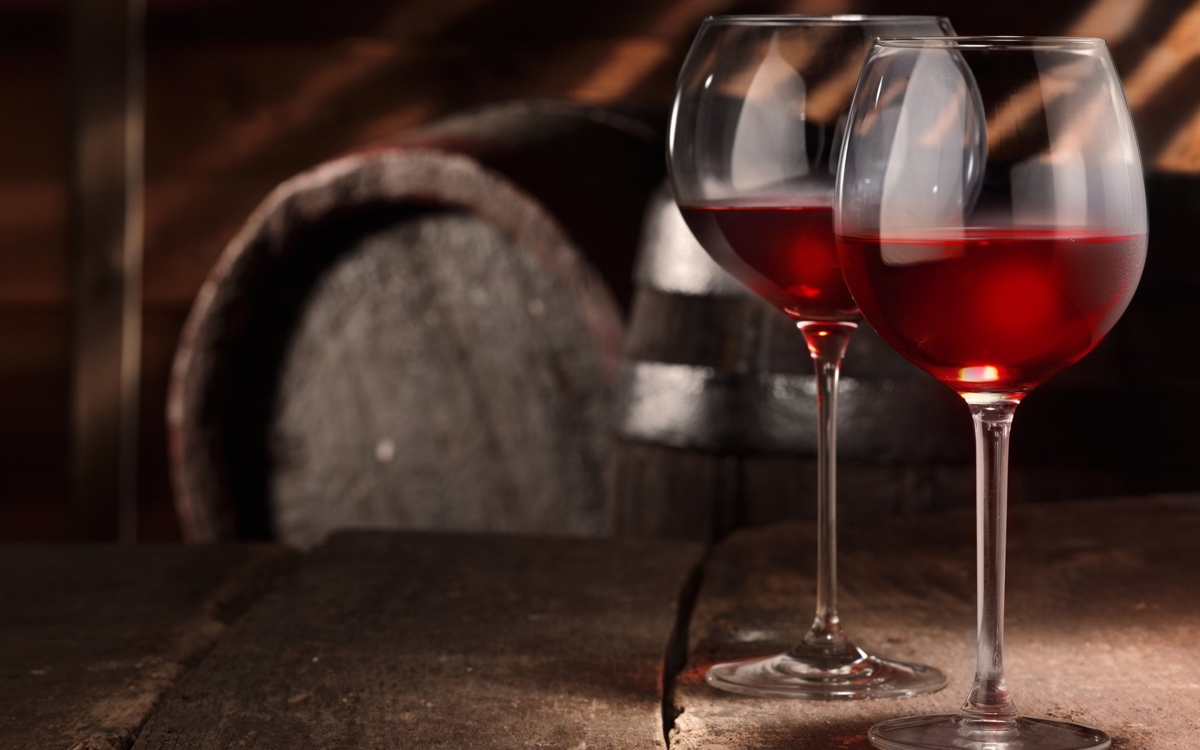 Обои стол, вино, бокалы, бочки, красное, бочонок, погреб, table, wine, glasses, barrels, red, barrel, cellar разрешение 2880x1800 Загрузить