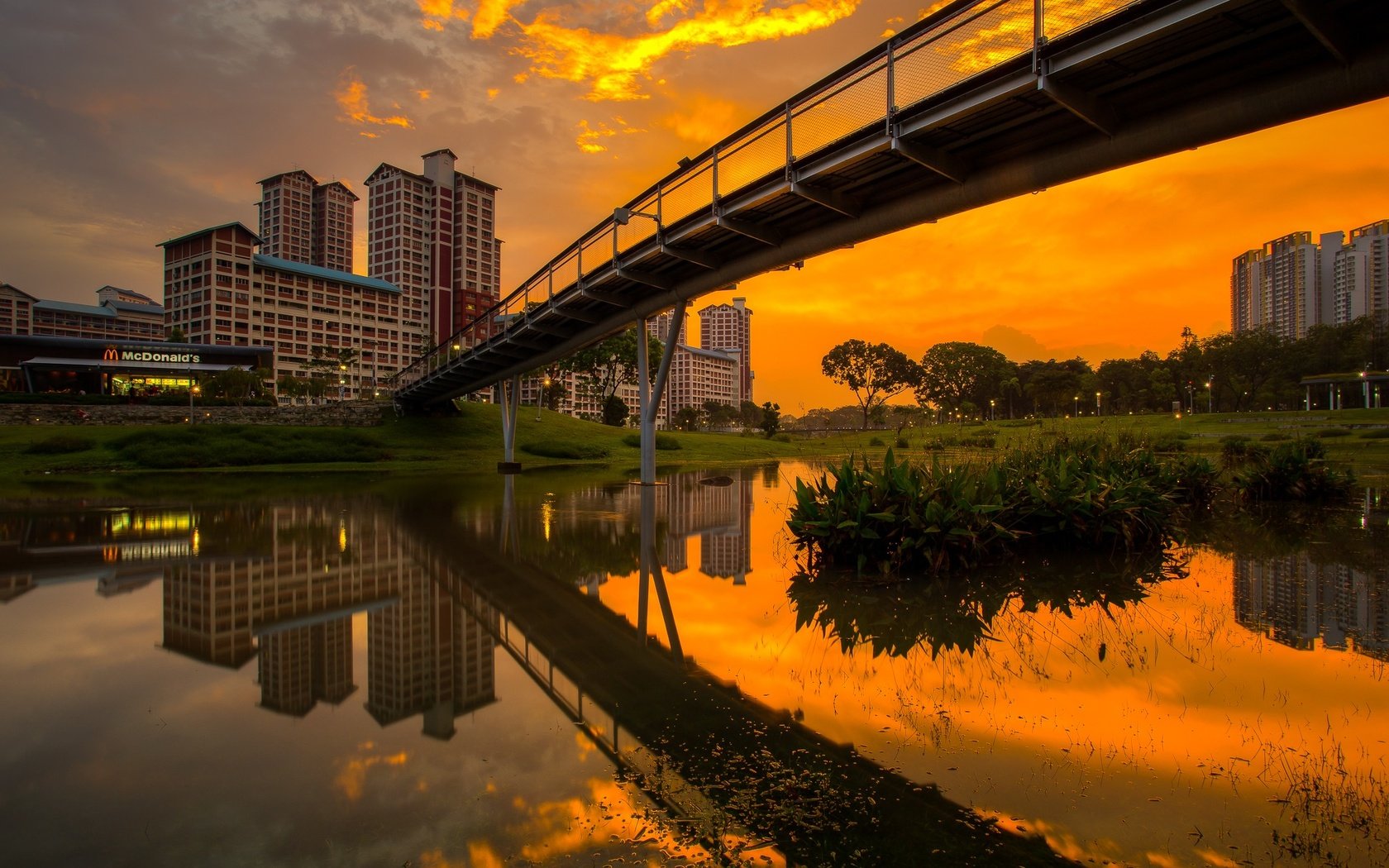 Обои закат, мост, сингапур, бишен парк, sunset, bridge, singapore, bishan park разрешение 2048x1446 Загрузить