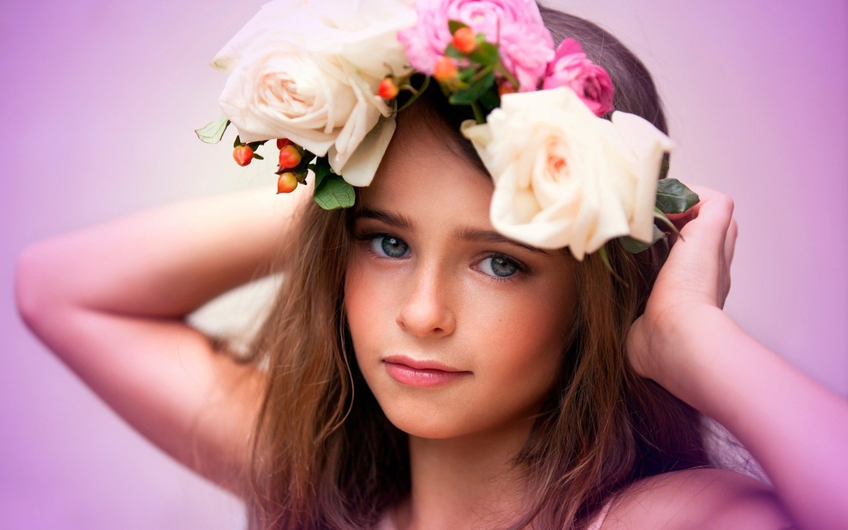 Обои девочка, венок,  цветы, дитя, фотосъемка, girl, wreath, flowers, child, photography разрешение 1932x1208 Загрузить