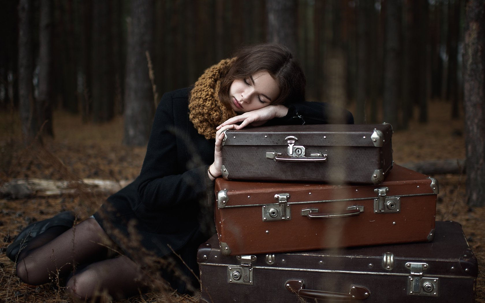 Обои девушка, настроение, сон, чемоданы, girl, mood, sleep, suitcases разрешение 2000x1429 Загрузить