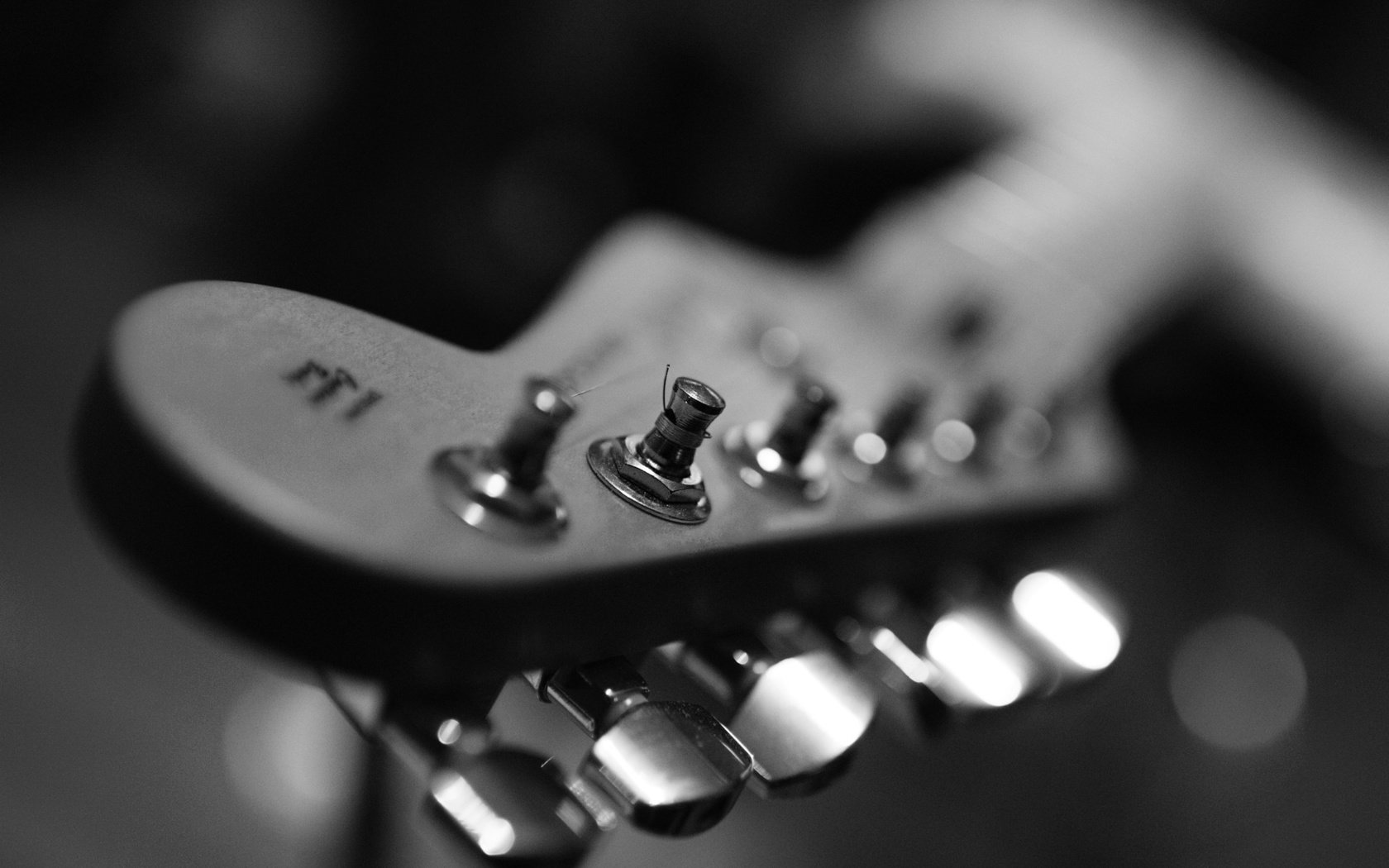 Обои макро, гитара, музыка, чёрно-белое, dustin gaffke, macro, guitar, music, black and white разрешение 1931x1280 Загрузить