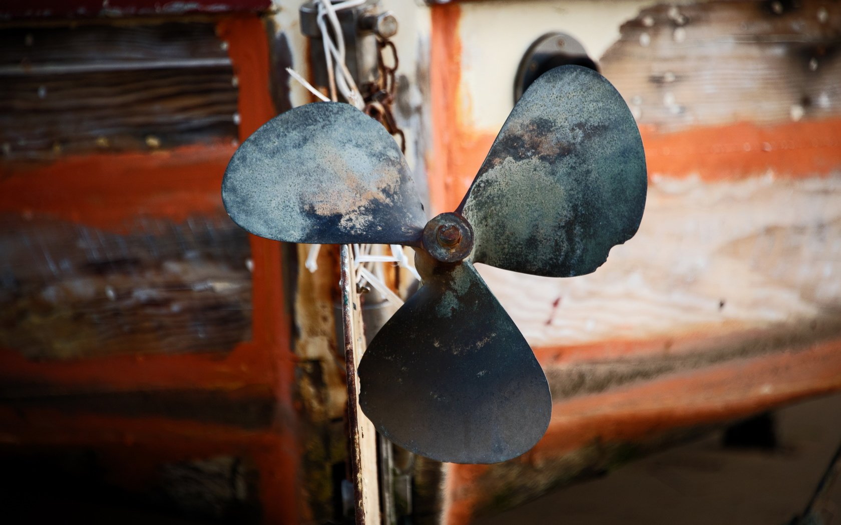 Обои текстура, фон, лодка, винт, деревянная, texture, background, boat, screw, wooden разрешение 2560x1709 Загрузить