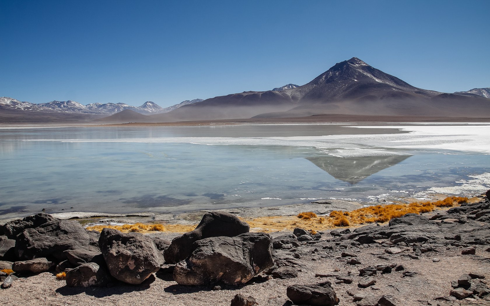 Обои небо, озеро, горы, камни, берег, боливия, the sky, lake, mountains, stones, shore, bolivia разрешение 2048x1365 Загрузить