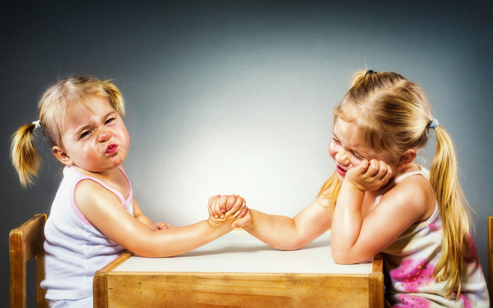 Обои девочки, сёстры, армрестлинг, girls, sisters, arm wrestling разрешение 2048x1230 Загрузить