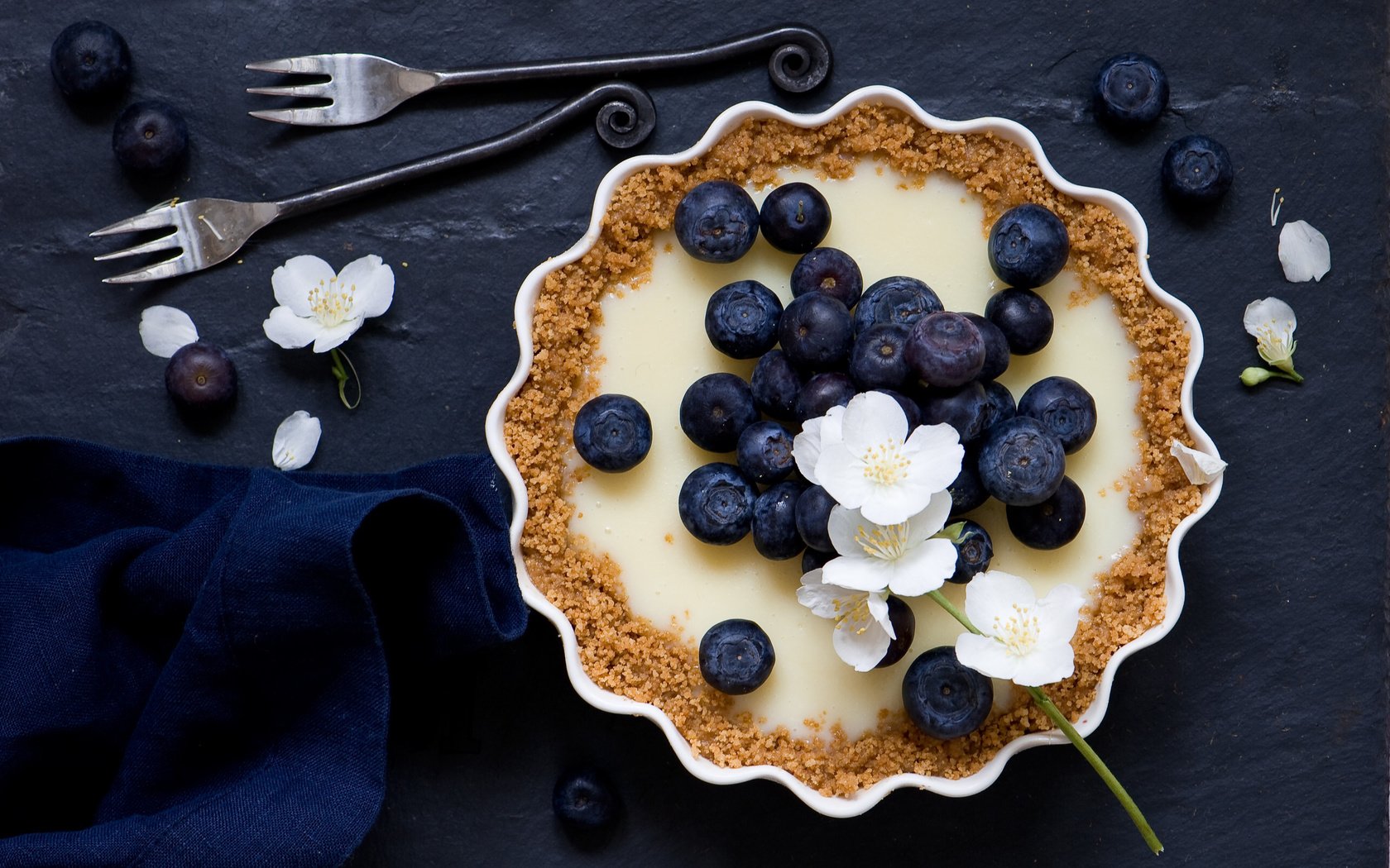 Обои ягоды, вилки, пирог, цветки, голубика, тарт, berries, fork, pie, flowers, blueberries, tart разрешение 3862x2802 Загрузить