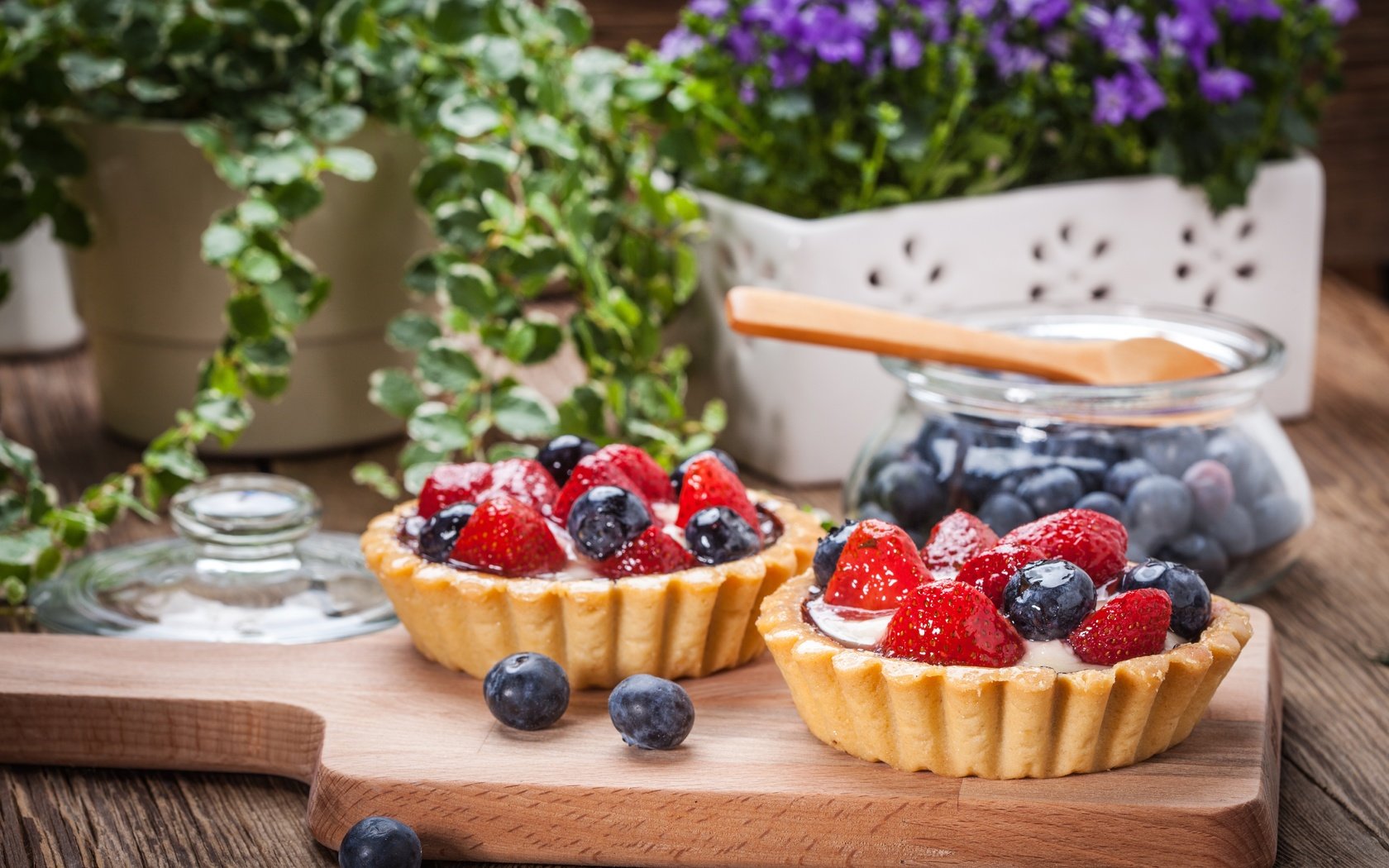 Обои клубника, сладенько, ягоды, тарт, лесные ягоды, крем, черника, сладкое, корзинка, десерт, тарталетка, аппетитная, delicious, strawberry, berries, tart, cream, blueberries, sweet, basket, dessert, tartlet разрешение 5456x3637 Загрузить
