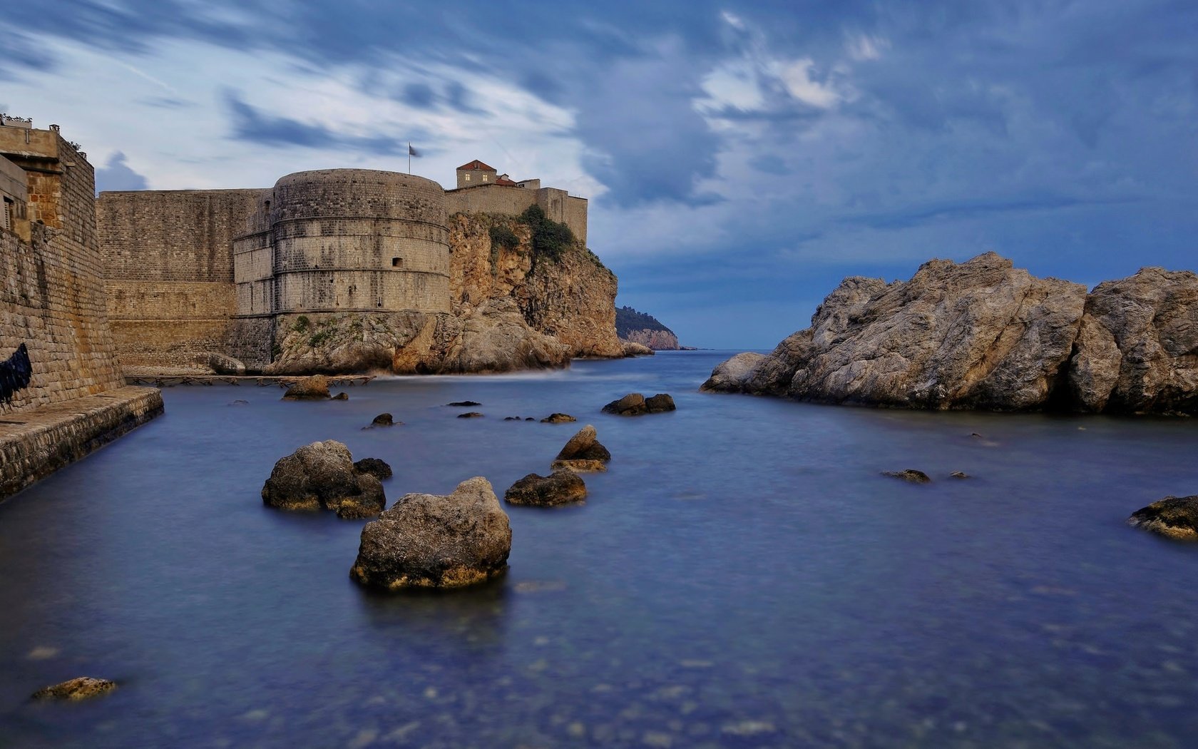 Обои скалы, море, крепость, хорватия, дубровник, rocks, sea, fortress, croatia, dubrovnik разрешение 2048x1153 Загрузить