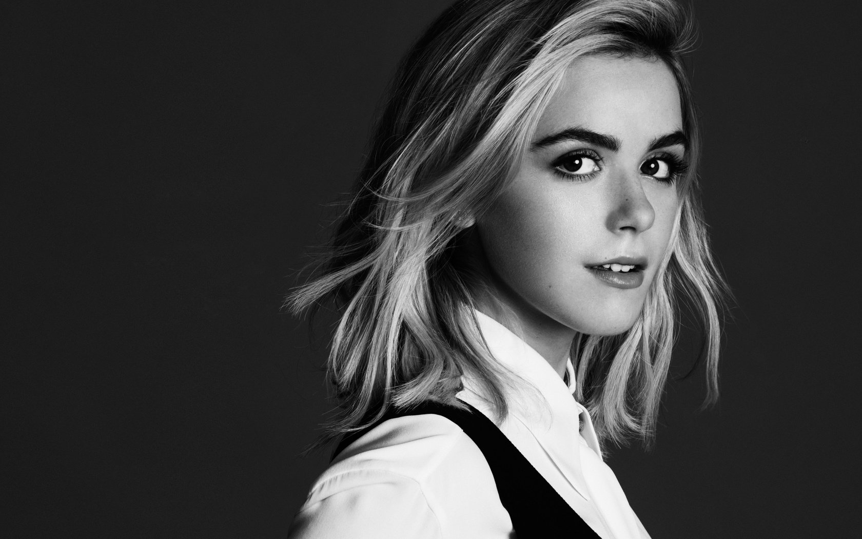 Обои девушка, портрет, чёрно-белое, актриса, кирнан шипка, girl, portrait, black and white, actress, kiernan shipka разрешение 6600x4200 Загрузить