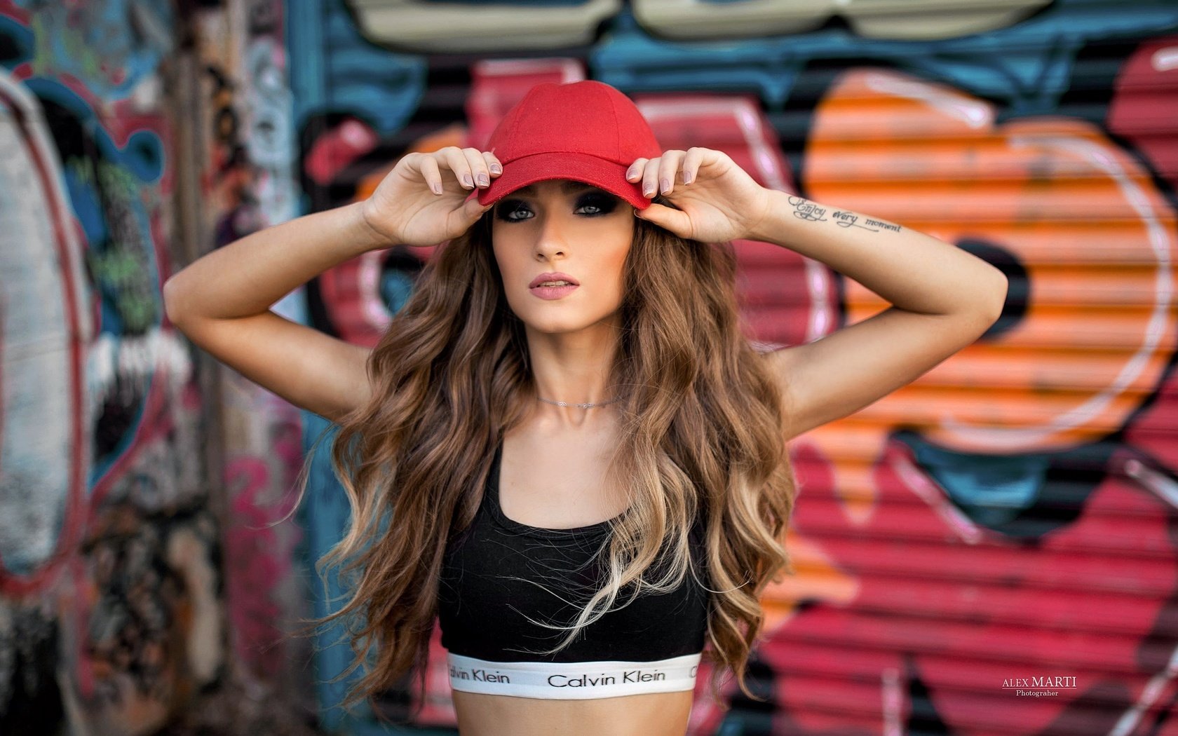 Обои поза, волосы, макияж, граффити, кепка, майка, боке, aleksandra taranova, pose, hair, makeup, graffiti, cap, mike, bokeh разрешение 2560x1612 Загрузить