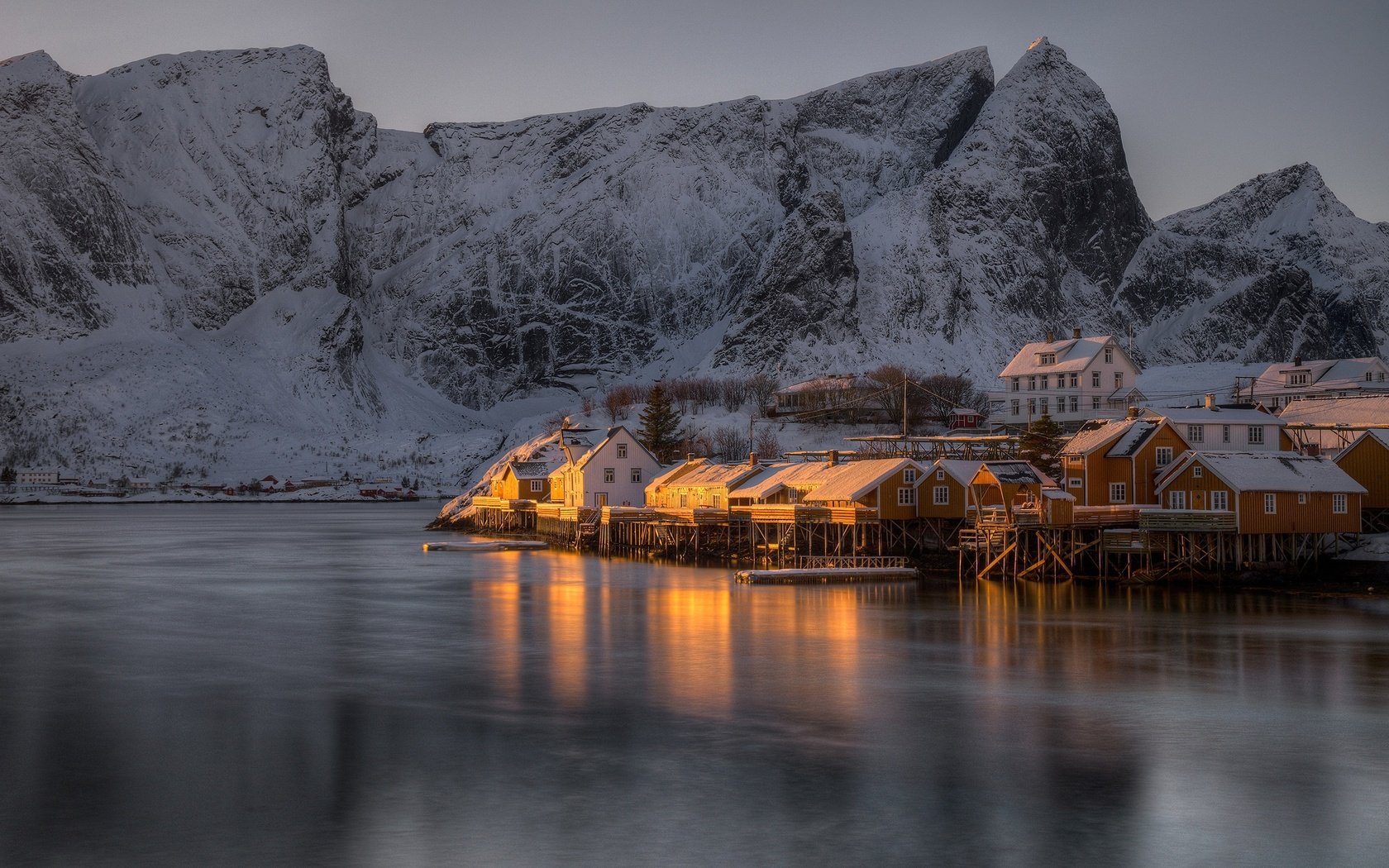 Обои озеро, снег, зима, гора, здания, норвегия, лофотенские острова, reine, lake, snow, winter, mountain, building, norway, the lofoten islands разрешение 2560x1691 Загрузить