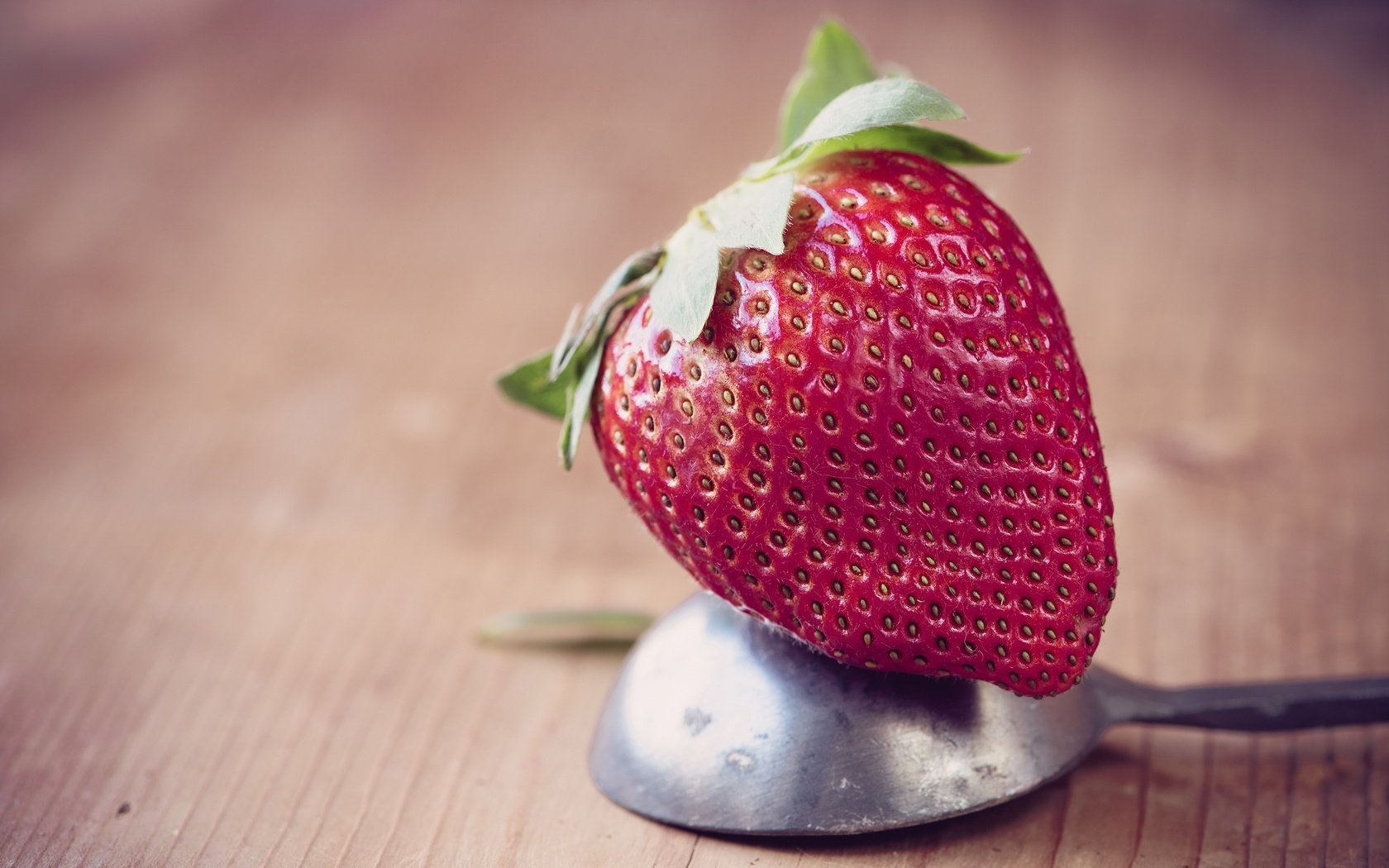 Обои макро, фон, ягода, клубника, стол, ложка, macro, background, berry, strawberry, table, spoon разрешение 3000x1687 Загрузить