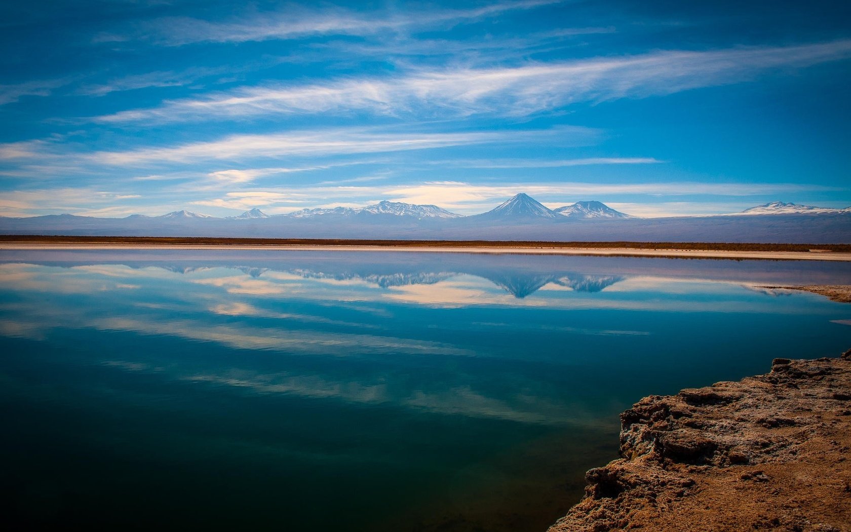 Обои облака, вода, озеро, природа, отражения, чили, пустыня атакама, clouds, water, lake, nature, reflection, chile, the atacama desert разрешение 2000x1328 Загрузить