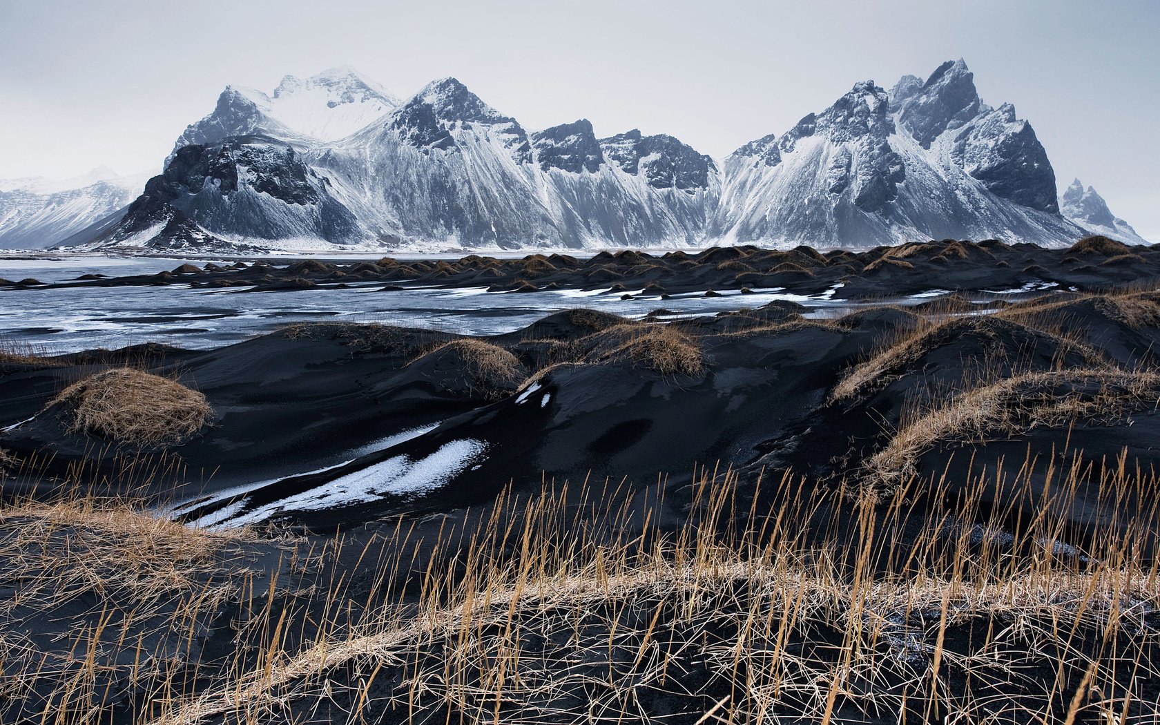 Обои небо, трава, горы, песок, исландия, vestrahorn, чёрный песок, чёрный лавовый песок, the sky, grass, mountains, sand, iceland, black sand, black lava sand разрешение 2048x1367 Загрузить