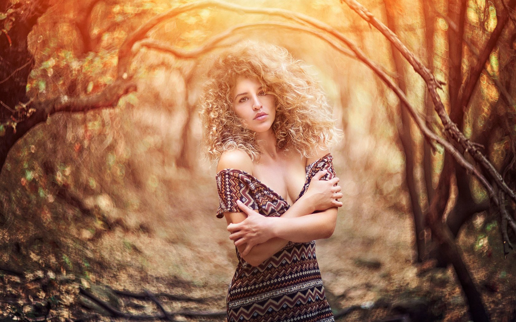 Обои деревья, лес, девушка, блондинка, модель, декольте, afeef, trees, forest, girl, blonde, model, neckline разрешение 1920x1200 Загрузить