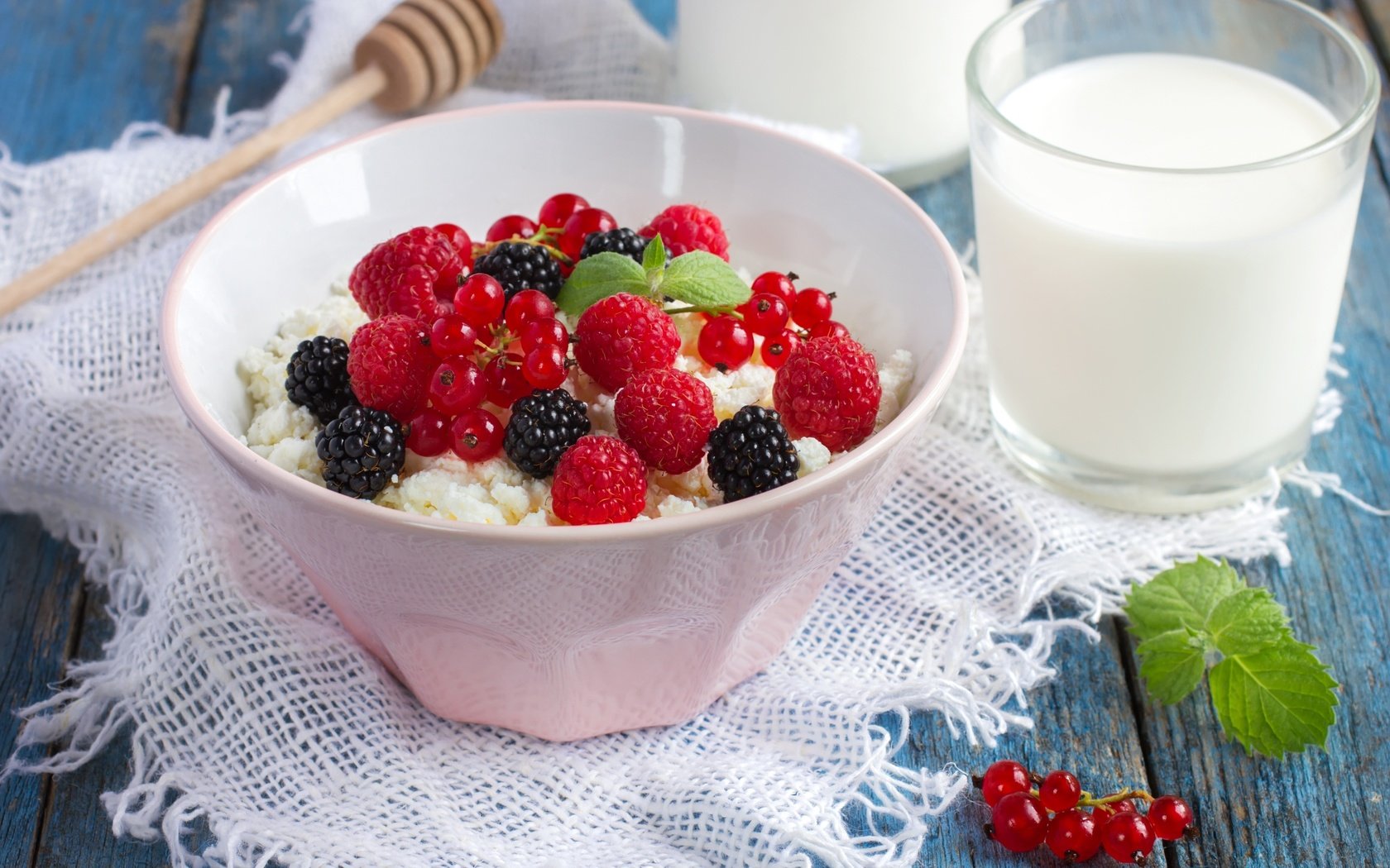 Обои малина, ягоды, завтрак, молоко, чаша, ежевика, смородина, творог, raspberry, berries, breakfast, milk, bowl, blackberry, currants, cheese разрешение 3600x2400 Загрузить