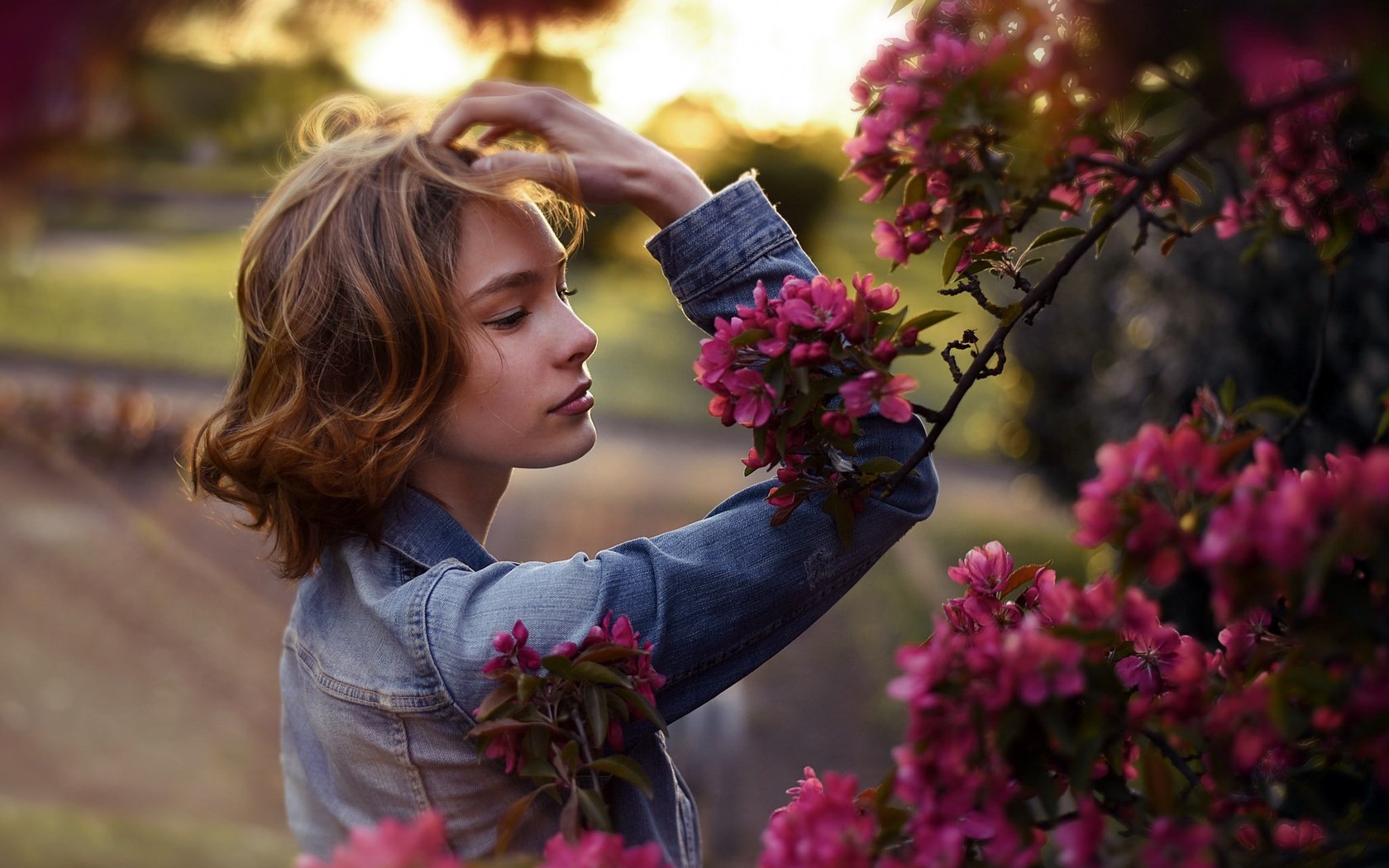 Обои цветы, девушка, сад, профиль, весна, джинсовка, flowers, girl, garden, profile, spring, dzhinsovka разрешение 2048x1546 Загрузить