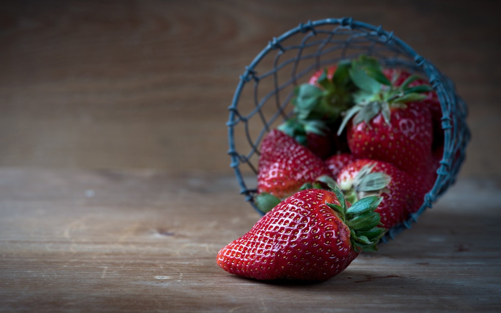 Обои фон, клубника, доски, ягоды, корзинка, background, strawberry, board, berries, basket разрешение 3000x1687 Загрузить