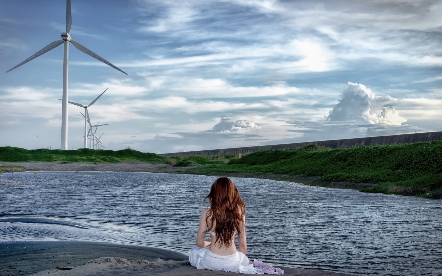 Обои небо, ветряки, облака, вода, озеро, девушка, пейзаж, спина, волосы, the sky, windmills, clouds, water, lake, girl, landscape, back, hair разрешение 1920x1200 Загрузить