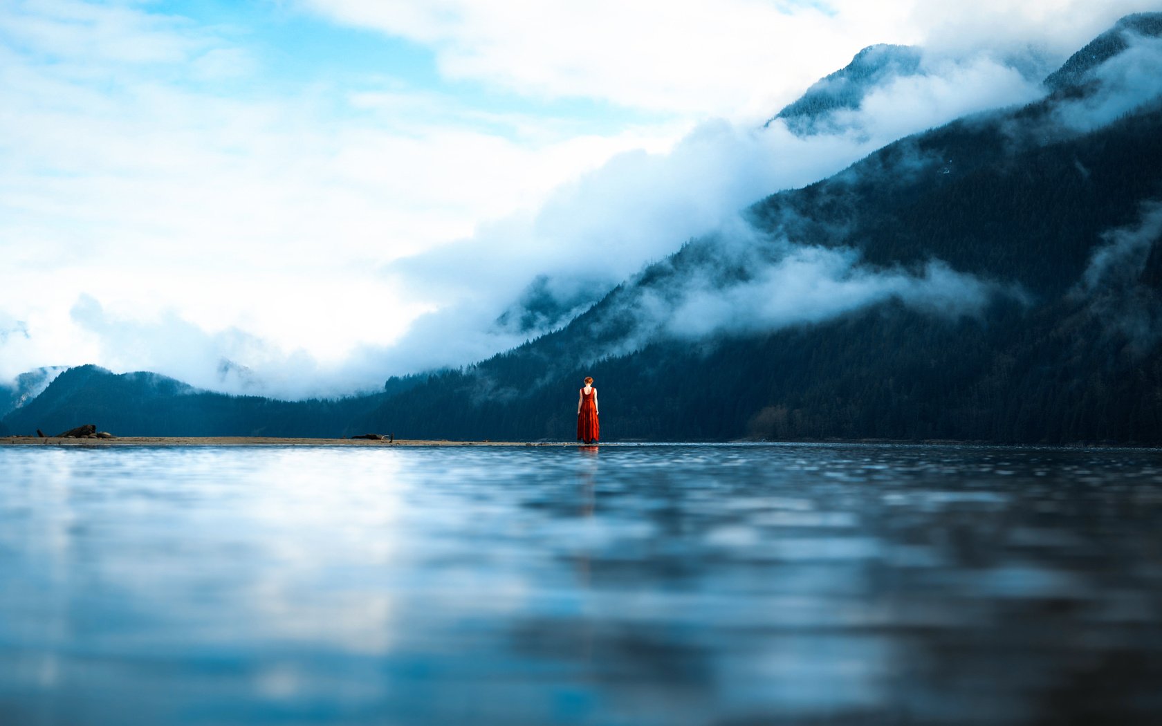 Обои вода, озеро, горы, девушка, платье, туман, гладь, lizzy gadd, water, lake, mountains, girl, dress, fog, surface разрешение 2048x1365 Загрузить