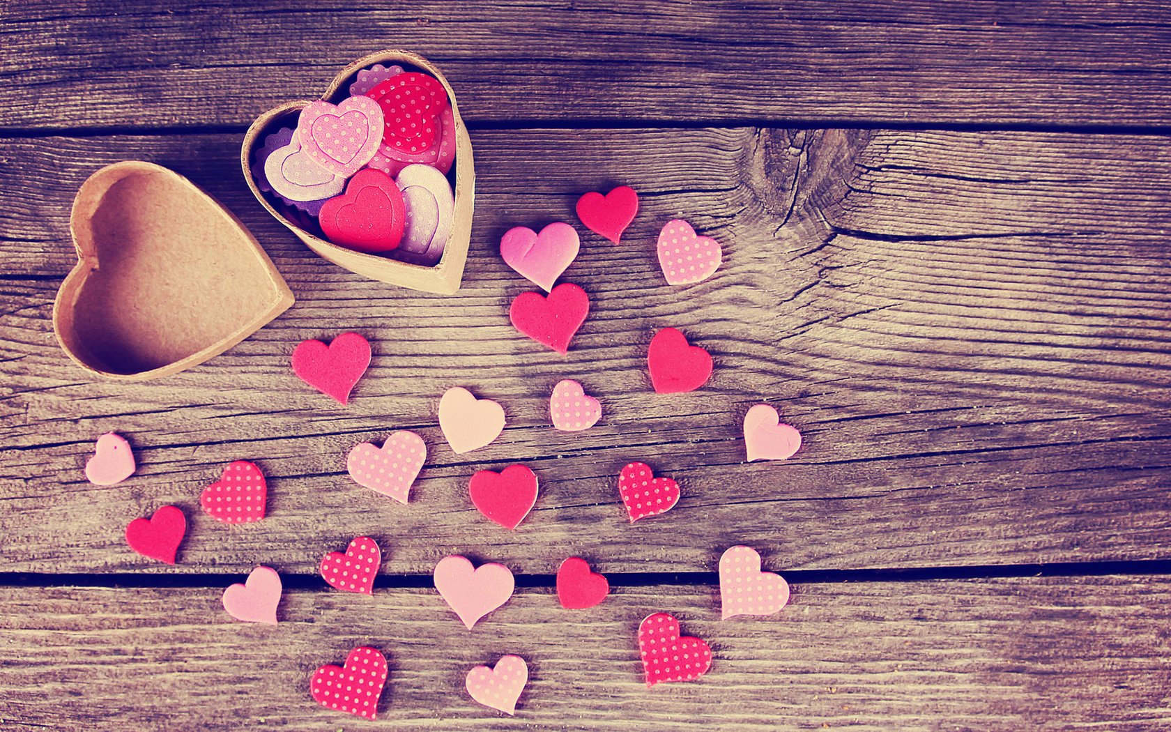 Обои сердце, сердечки, шкатулка, коробочка, деревянная поверхность, heart, hearts, box, wooden surface разрешение 1920x1200 Загрузить