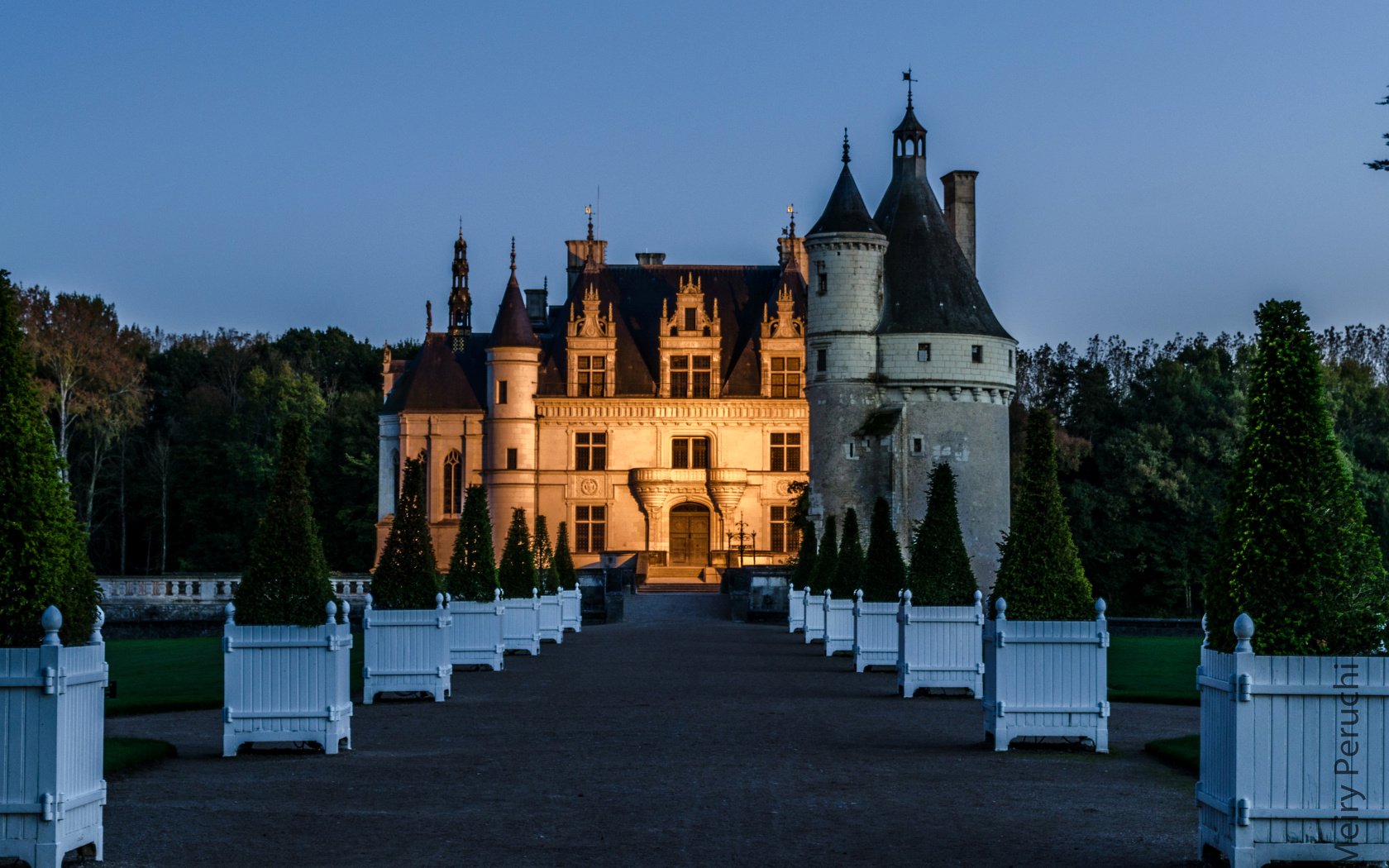 Обои деревья, chateau de chenonceau, вечер, дизайн, замок, сад, франция, газон, замок шенонсо, trees, the evening, design, castle, garden, france, lawn, the castle of chenonceau разрешение 3020x2000 Загрузить