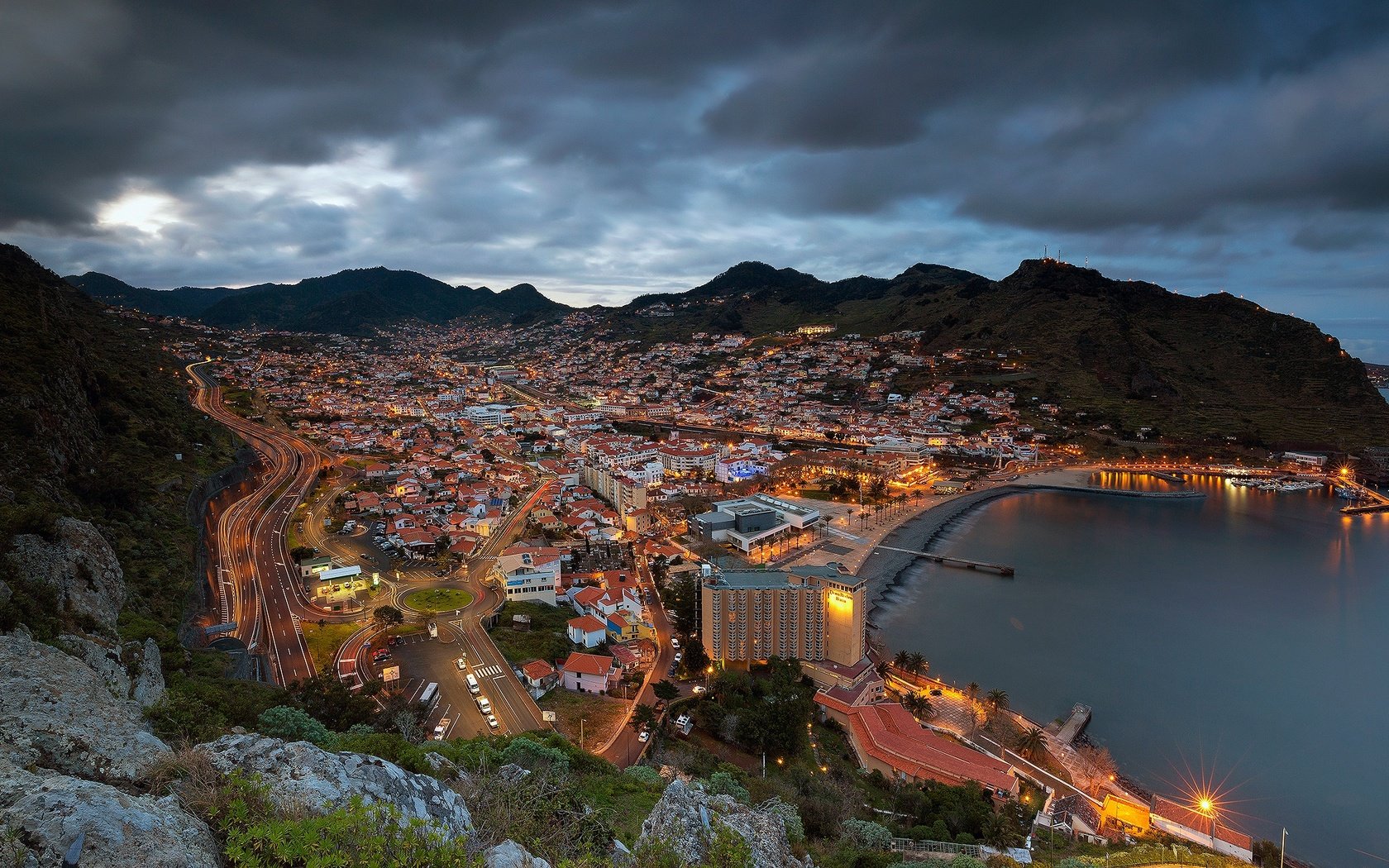 Обои atlantic ocean, горы, machico bay, машику, панорама, побережье, залив, ночной город, португалия, мадейра, атлантический океан, mountains, machico, panorama, coast, bay, night city, portugal, madeira, the atlantic ocean разрешение 2500x1417 Загрузить