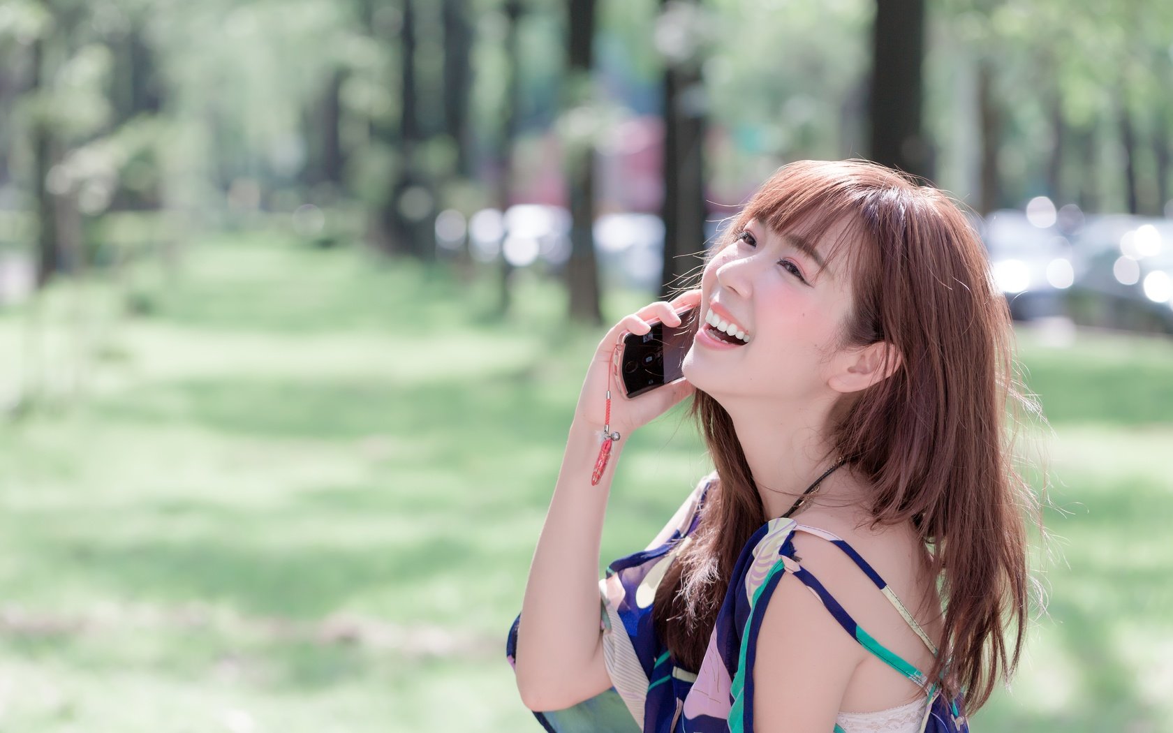 Обои девушка, телефон, азиатка, смех, боке, girl, phone, asian, laughter, bokeh разрешение 5760x3840 Загрузить