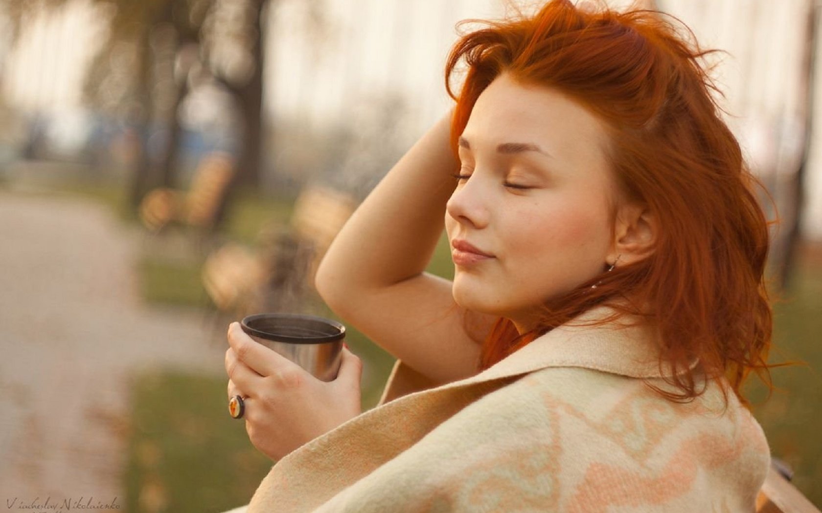 Обои девушка, парк, утро, кофе, плед, girl, park, morning, coffee, plaid разрешение 1970x1318 Загрузить