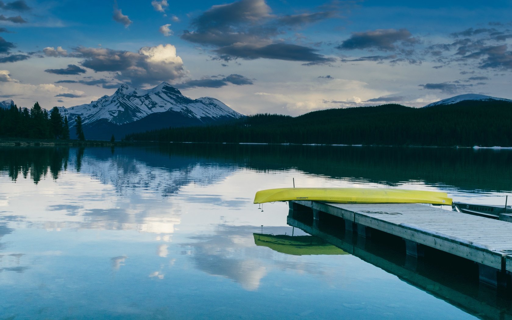 Обои небо, вода, озеро, отражение, лето, гора, лодка, отпуск, the sky, water, lake, reflection, summer, mountain, boat, vacation разрешение 5775x3850 Загрузить