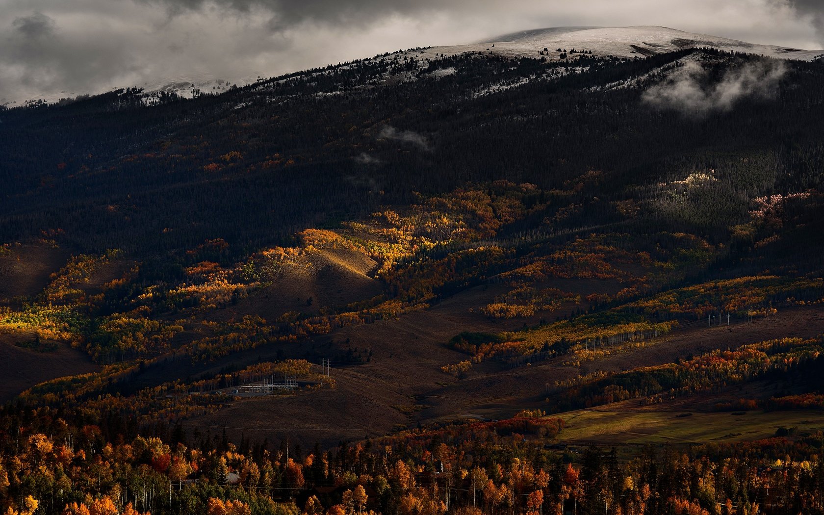 Обои горы, лес, осень, темный фон, mountains, forest, autumn, the dark background разрешение 3840x2160 Загрузить