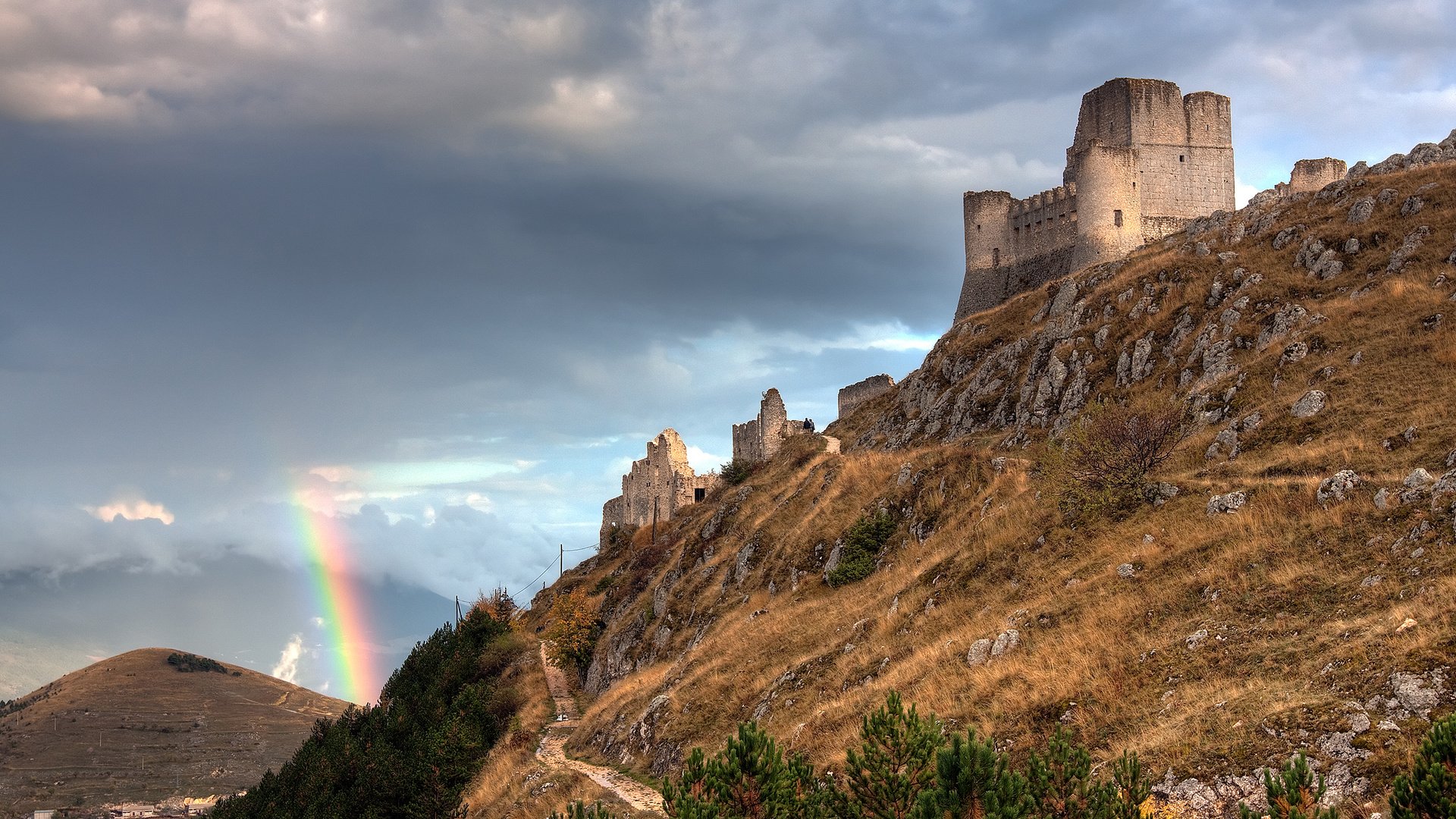 Обои развалины, радуга, италия, rainbow and the castle, abruzzo italy, крепость, the ruins, rainbow, italy, fortress разрешение 2560x1600 Загрузить