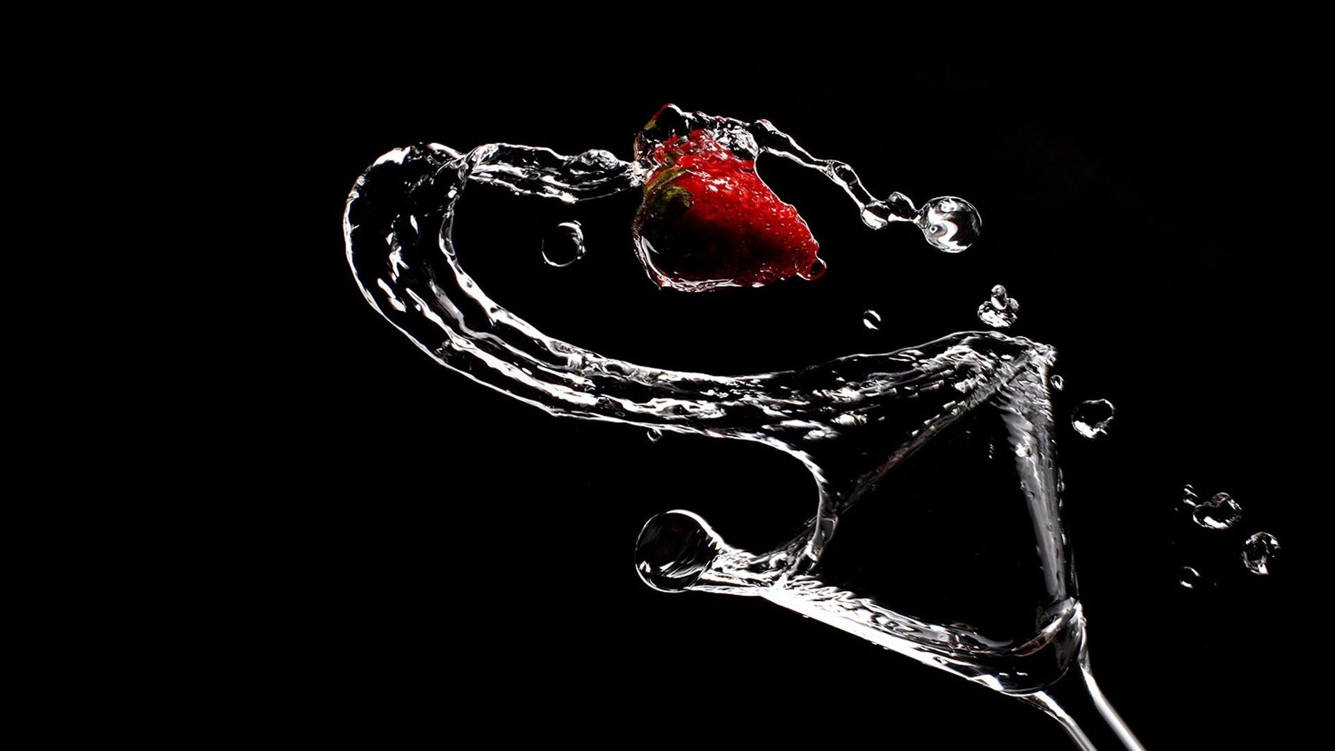 Обои вода, клубника, черный, бокал, water, strawberry, black, glass разрешение 1920x1200 Загрузить