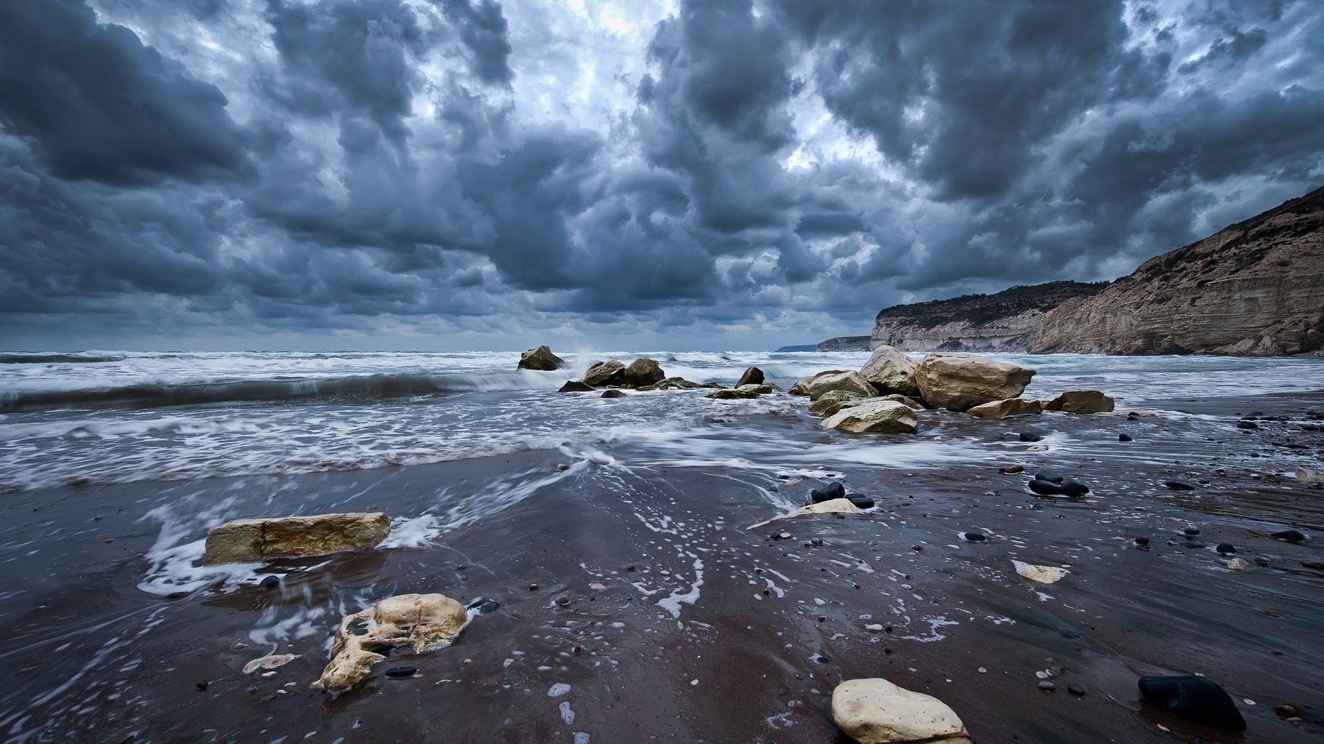 Обои небо, тучи, океан, облака, вода, скалы, природа, камни, берег, волны, the sky, the ocean, clouds, water, rocks, nature, stones, shore, wave разрешение 2560x1600 Загрузить